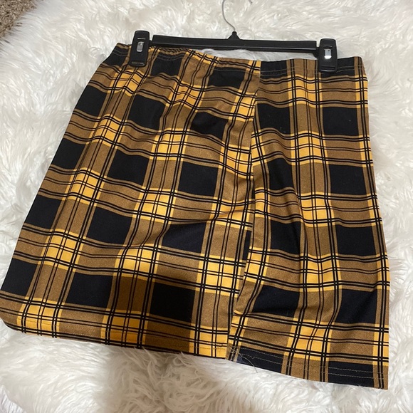 ROMWE Dresses & Skirts - YELLOW AND BLACK PLAID SKIRT